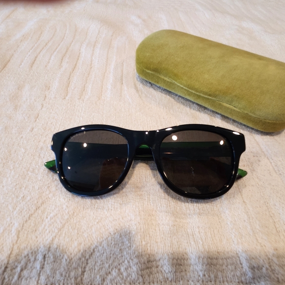 Gucci Black and Green Men's Sunglasses - Picture 8 of 10